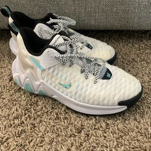 Giannis Nike kids shoe, barely worn, like new size 4y